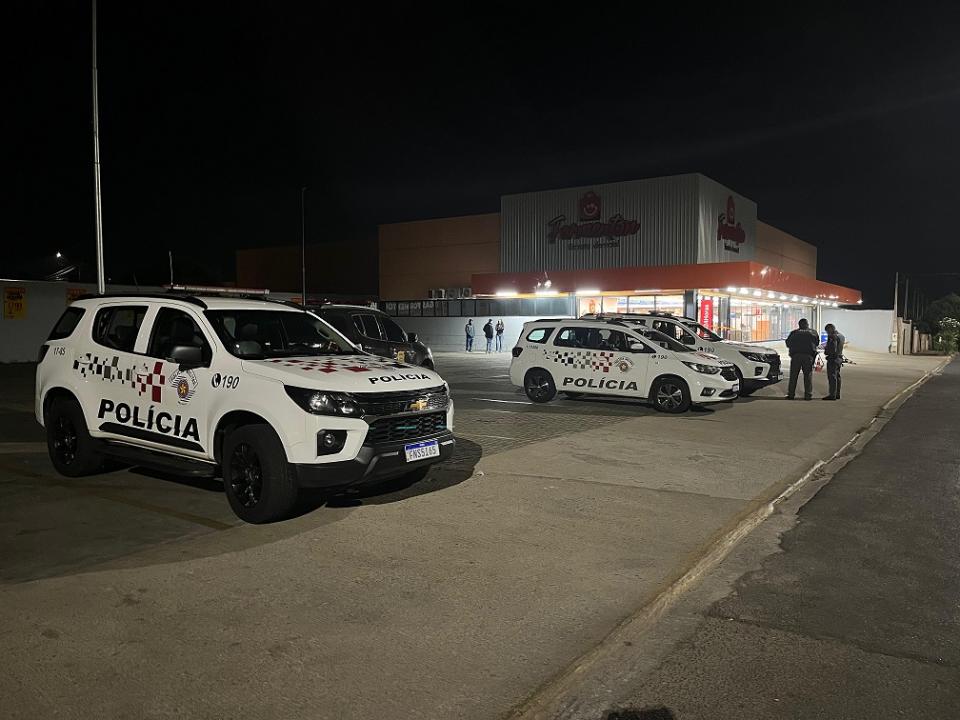 Foto 4 de 4 — Criminosos tentam explodir caixa eletrônico em supermercado de Araraquara